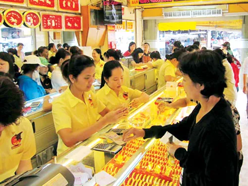 Khách hàng chen mua vàng tại TPHCM khi giá vàng giảm mạnh ngày 16-9. Khách hàng chen mua vàng tại TPHCM khi giá vàng giảm mạnh ngày 16-9.